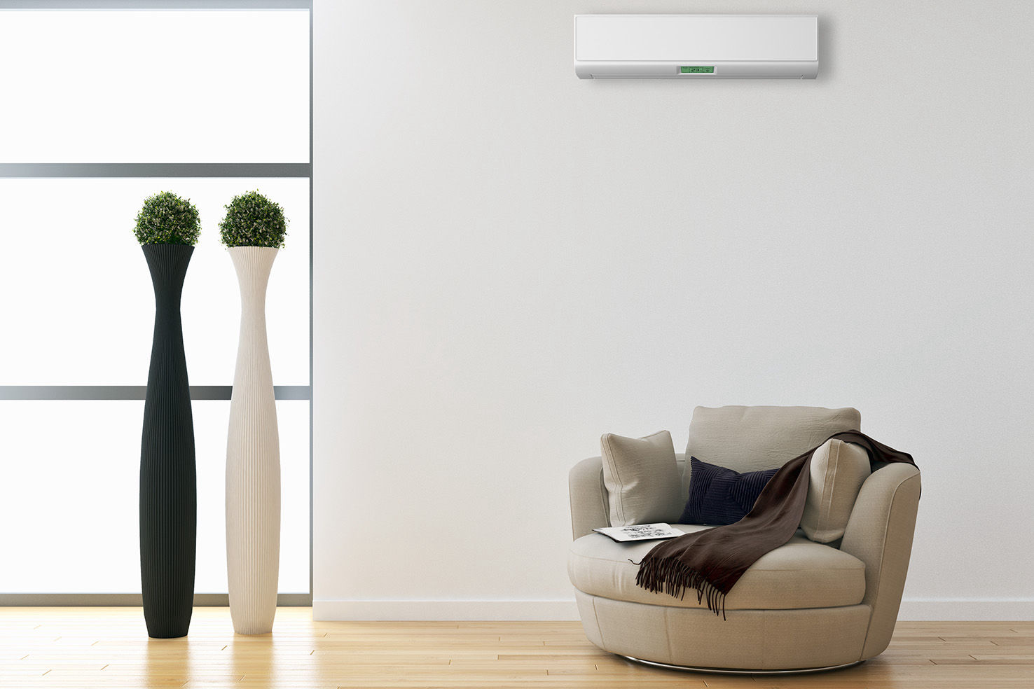 Salón minimalista con pared blanca, dos jarrones decorativos altos y sillón beige frente a un aire acondicionado instalado en la pared